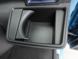 カップホルダーは運転席や助手席からちょうど手の届く位置です!!
