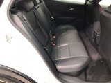 【後部座席】も当然、綺麗・清潔に仕上げております。内装の綺麗なお車は気持ちが良いですし、コンディションのいい車が多いです。これもオススメの1台です。