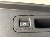 電動テールゲートの操作スイッチです。手荷物が多い時などに大変便利な機能です。