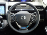 ハンドル左側にはオーディオ操作が出来るオーディオリモートコントロールスイッチ、右側にはHonda SENSINGとオートクルーズコントロールのスイッチを装備!