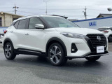 エマージェンシーブレーキ(衝突被害軽減ブレーキ)、フロントカメラが車両や歩行者を検知し警告音と共に衝突回避、軽減をアシストしてくれます。
