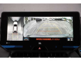 【パノラミックビューモニター】 後退時に車両の後ろ側を表示するだけでなく上から見たような映像で車庫入れなどバックする際に安心です。