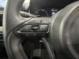 【ステアリングスイッチ】運転中に視線を前に向けたまま画面の操作できます。