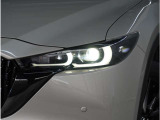 【LEDヘッドライト】悪天候や夜間走行時も良好な視界を確保し安心して運転できる高輝度LEDヘッドライトを装備。明るい上に点灯速度が早く消費電力も抑えられています。