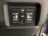 【両側パワースライドドア】両側がパワースライドドアになっており、運転席のスイッチやスマートキーでも開閉が可能です!開口部も広いので乗り降りも楽々♪