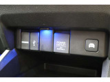 USBオーディオ用ソケットがついていますので携帯電話などを接続すれば音楽等の再生が可能です!充電用ソケットもございます!