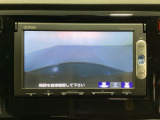 ギヤをR(バック)に入れるとナビの画面に後ろの映像が映るリアカメラ付です。後退時、コンディションが悪い視界でもカラーバックモニターがドライバーをサポートします。