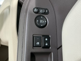 狭い駐車場で便利な電動格納ドアミラーが付いています。