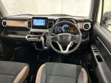 運転席まわりです。 各操作スイッチは使いやすい位置に配置されてます。