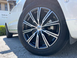 【純正19インチアルミホイール】こだわりを持ってモデル別にデザインされた純正アルミホイールを装着。しつこい鉄粉や錆に高い効果を発揮する「ホイールコーティング」の施工も受付中!