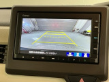 リバースギアに入れるだけで後方の表示へ切り替わります。夜間や雨の日の駐車も楽になりますよ。