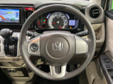 インテリアに合わせたデザインのステアリングは、運転される方のことも考え、運転しやすい形状、大きさです。是非一度、実際に触ってお確かめください。