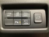 運転席脇のクラスタースイッチ部分にはカメラ切り替えスイッチ、パーキングセンサー、その他走行系スイッチを集中配置しております。電動リアゲートスイッチも大きく配置します。