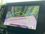 【バックカメラ】駐車時に後方がリアルタイム映像で確認できます。大型商業施設や立体駐車場での駐車時や、夜間のバック時に大活躍!運転スキルに関わらず、今や必須となった装備のひとつです!