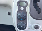 【オートエアコン】一度お好みの温度に設定すれば、車内の温度を検知し風量や温度を自動で調整。暑い&hellip;寒い&hellip;と何度もスイッチ操作をする必要はありません。快適な車内空間には必須の機能ですね♪