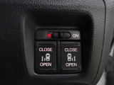 両側電動スライドドア。荷物で手が塞がる時など簡単にドアの開閉が出来ます。何より力いらずで開閉OK。女性やお年寄りにも優しい。電動機能はOFFにもできますから元気なお子様の駆け出しも安心。