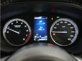 視認性の良い大きめのアナログメーターと、様々な情報を表示可能なディスプレイで、運転中の確認がしやすく安全運転に役立ちます。