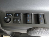 パワーウィンドウスイッチで運転席から全席の窓の開閉ができます。