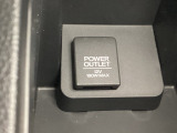 アームレスト内の収納ボックスにもアクセサリーソケットがつています。USBのアダプターなどをつければスマホの充電などにも使えます。ボックス内にスマートフォンを収納しながら充電もできるので便利です。