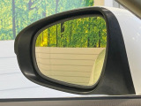 【ブラインドスポットモニター】走行中、ドアミラーの死角になりやすい箇所に後続車が接近するとサイドミラーのレンズに警告を表示!ドライバーに注意喚起をしてくれます。