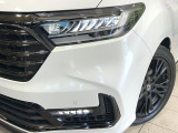 【LEDヘッドライト】悪天候や夜間走行時も良好な視界を確保し安心して運転できる高輝度LEDヘッドライトを装備!点灯速度が早く、消費電力も抑えられています。