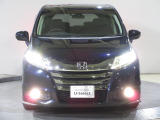 ハロゲンより明るく、より遠くまでさらなる安心感のあるLEDヘッドライトを採用。照射軸の上下方向を自動調整するオートレベリング機構、点灯忘れも防止できるオートライトコントロール機構付きです。