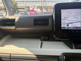 助手席の前には広々としたスペースがございます!ボックスティッシュや小物類の収納にもとても便利です!