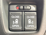 【両側パワースライドドア】スマートキーや運転席のスイッチで後席両側スライドドアの開閉が可能♪電動だから力を入れてドアを開ける必要が無く、小さなお子様でも簡単に開け閉めでき快適です♪