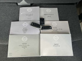 インテリジェントキーです♪キーを近づけてドアハンドルのスイッチを押すだけで開閉が出来ます♪カバンやポケットに入れてても反応するのでスムーズに乗車出来ます☆
