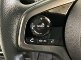 ステアリングスイッチがついていますので、オーディオのチャンネル変更、ボリューム、ジャンル変更が操作可能です。ハンドルから手を離さず安全に操作できます。