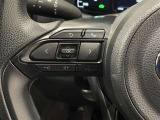 ステアリングスイッチ付きで、運転中に視線を前に向けたまま操作できます。