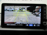 バックカメラの画像です。ガイドラインがスムースな車庫入れをサポートいたします。車庫入れの安心感がアップしますね。