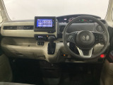 車内は光触媒抗菌消臭施工済です。インパネ周りはスタイリッシュなデザインで機能や装備も充実しています。グローブボックスやカップホルダーのほかにトレーなどたくさんの収納スペースが付いています。