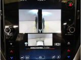 左右のサイドカメラ映像を同時に表示し、車両周囲の死角をしっかりカバー。狭い道や駐車時の接触リスクを減らし、安心して操作できる視界を確保します。