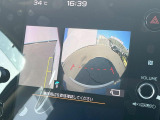 【フロント&サイドカメラ】ドライバーから見にくい死角部分を映像で確認できる前方と左側面にカメラを装着。見通しがきかない場所や住宅密集地などを運転することが多い人におすすめの安心装備です。