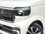 【LEDヘッドライト】悪天候や夜間走行時も良好な視界を確保し安心して運転できる高輝度LEDヘッドライトを装備!点灯速度が早く、消費電力も抑えられています。