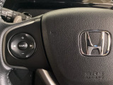 ステアリングスイッチがついていますので、オーディオのチャンネル変更、ボリューム、ジャンル変更が操作可能です。ハンドルから手を離さず安全に操作できます。