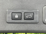【パワーバックドア】スマートキーや運転席のボタンを押すだけでリアゲートが自動で開閉します!荷物を持っている時や、高い位置にあるバックドアを閉める際に便利な機能です♪