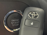 【スマートキー】カバンやポケットに入れたままでもドアの施錠・解錠が可能なスマートキーを装備。エンジンのオン・オフ時もカギを取り出す必要が無いからとっても便利です♪