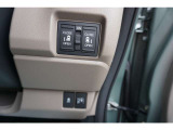 両側電動スライドドア付。通常のドアに比べて、車のボディーに対し平行に開閉し、開けてもスペースを取りません。出入り口が大きいドアはお子様のいるご家庭はもちろん、混んだ駐車場でも大活躍です!