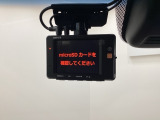 ドライブレコーダー(社外品)が前方の監視をしてくれます。衝突や急ブレーキなどを感知した場合に、記録された動画が万が一の際に直前の状況を把握する手助けとなります。