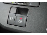 【オートブレーキホールド機能】ブレーキホールドスイッチをONにしておけば、停止した際にブレーキペダルから足を離しても自動的に停車状態を保持します♪