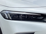 フルLEDヘッドライト、デイタイムランニングランプ付きです