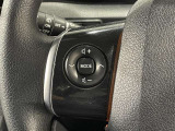 【ステアリングスイッチ】運転中に視線を前に向けたまま画面の操作できます。