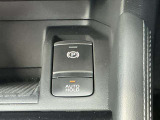 ブレーキペダルを踏んで停車すると、ブレーキペダルから足を離してもクルマがブレーキ力を維持。ペダルを踏み続けることによる足の疲れを緩和します。