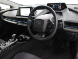 視線を前方に誘導する、トップマウントメーターを起点とし、安全確認がしやすく、運転に集中できる構成に。最大限走りの良さを楽しむことができます。