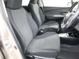 運転席・助手席まわりです。ゆったりと座って頂けるシートで快適です。