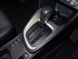 シフトパターンです。電気式のパーキングブレーキを採用してます。また車種・グレードによっては走行モードも変える事も!