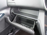 大容量のグローブボックスです。車検証などが収納できます。