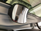 【後方視角支援ミラー】車両の後方付近を視覚的に確認するミラーです。広角ミラーとして設計されており、死角になりやすい後方付近の確認に役立ちます。